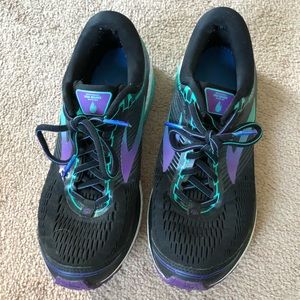 Brooks 10.5 sneakers
